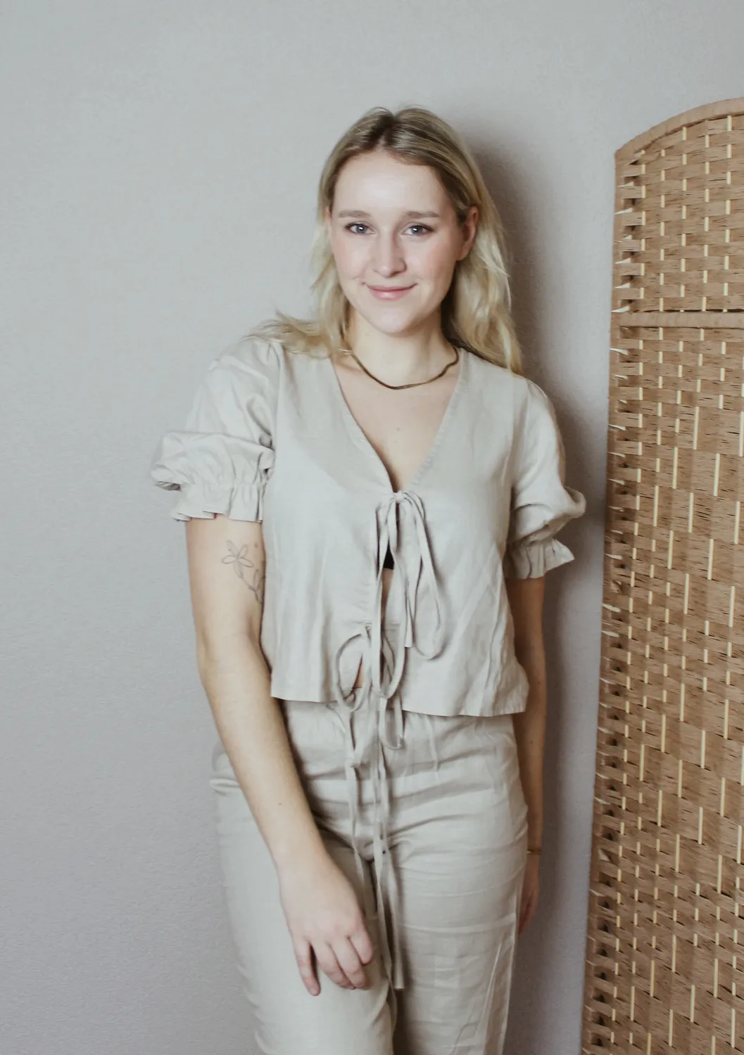 LOVEDRUNKY Strikjes Top linnen beige pofmouw