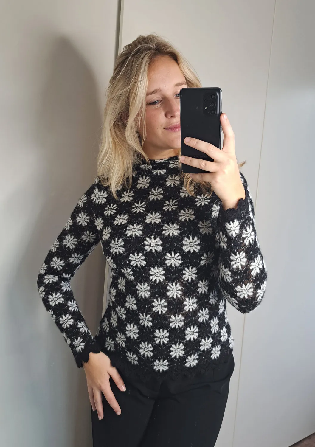 LOVEDRUNKY Soft Bloemen top zwart opstaande kraag