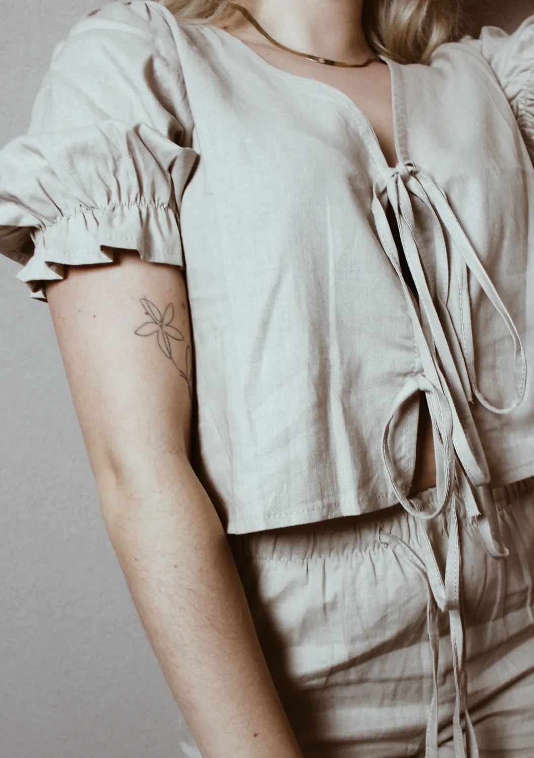 LOVEDRUNKY Strikjes Top linnen beige pofmouw