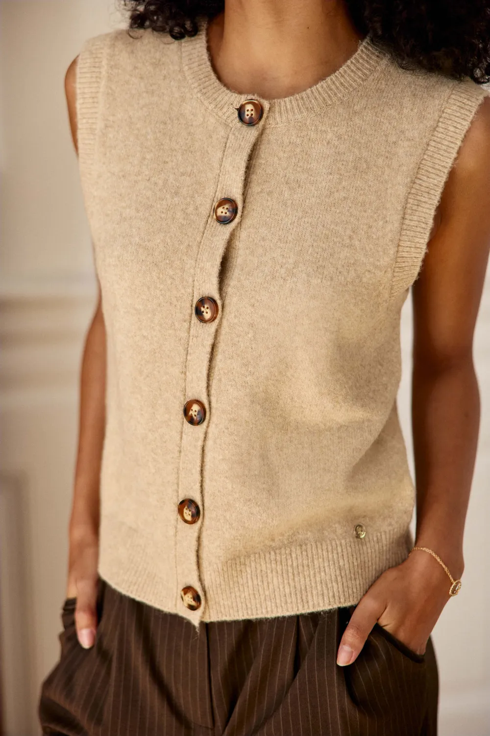La Petite Etoile Morini gilet beige mouwloos knoopsluiting