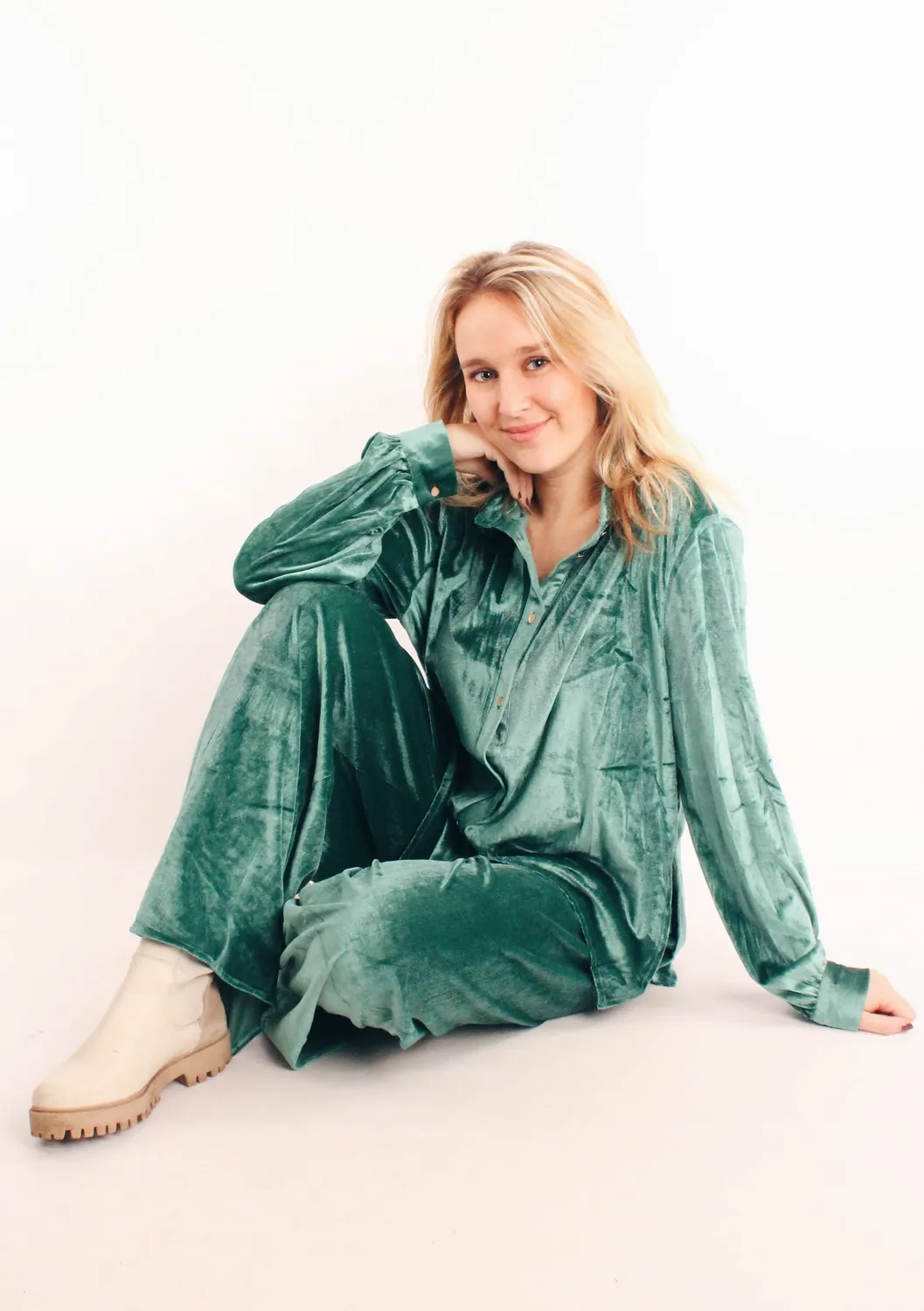 LOVEDRUNKY Velvet blouse groen zacht met kraag