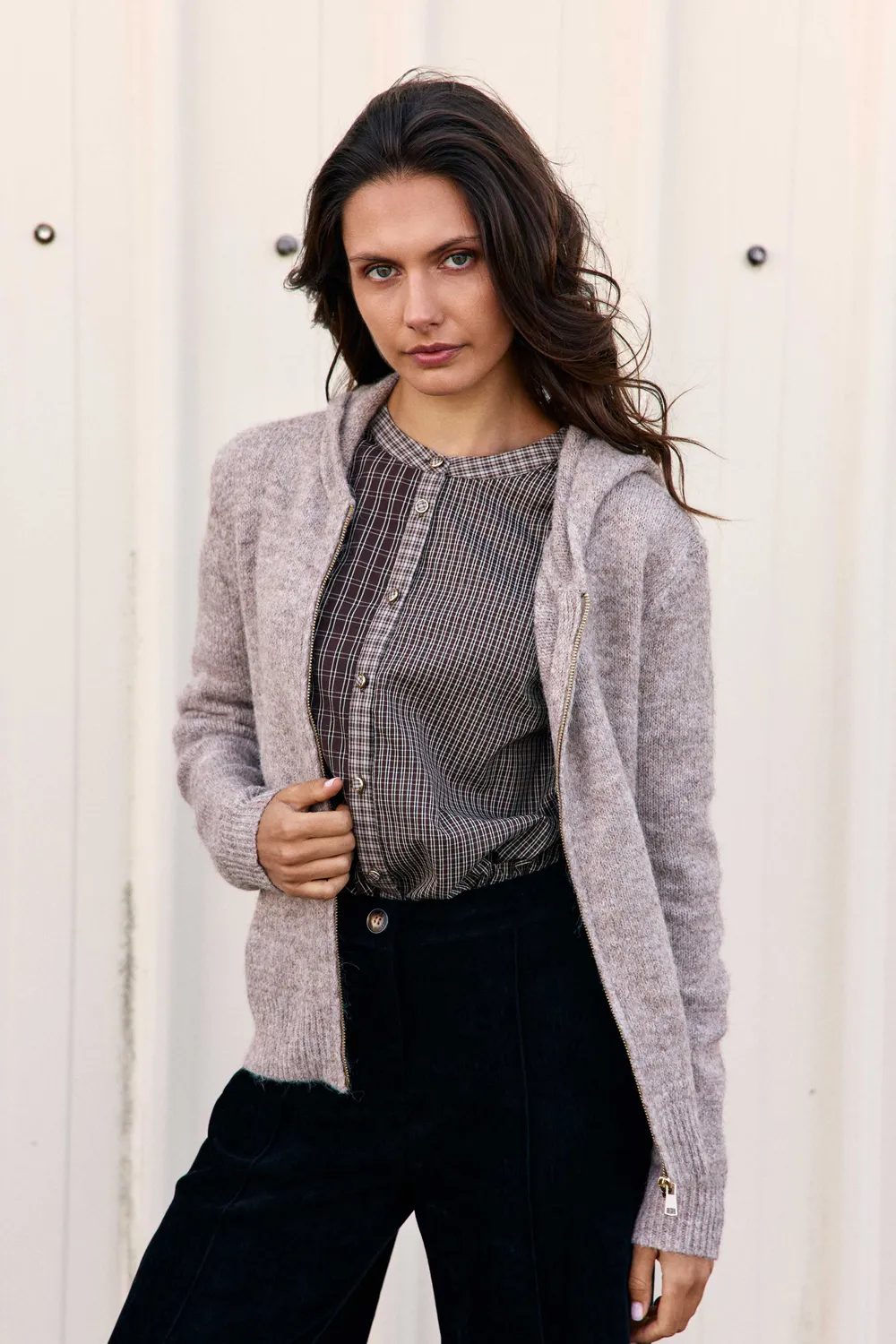 La Petite Etoile Misa vest met capuchon taupe grof gebreid