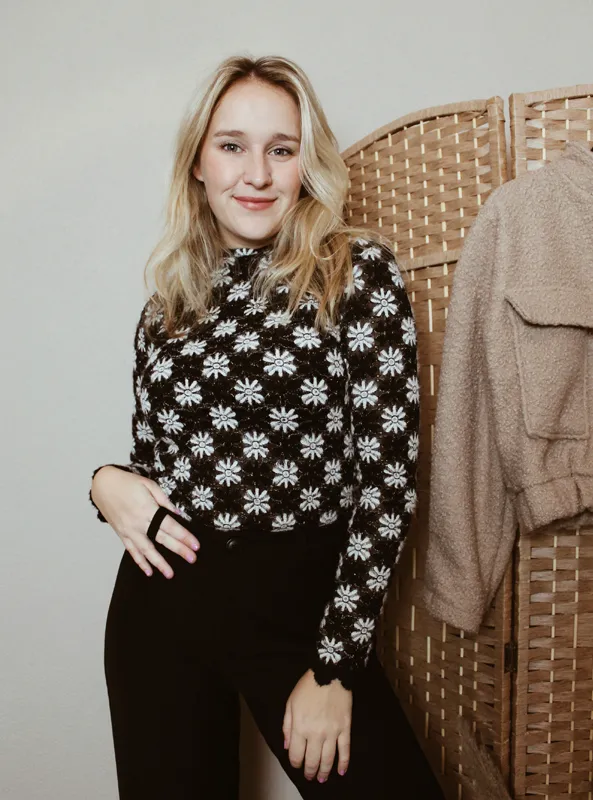 LOVEDRUNKY Soft Bloemen top zwart opstaande kraag