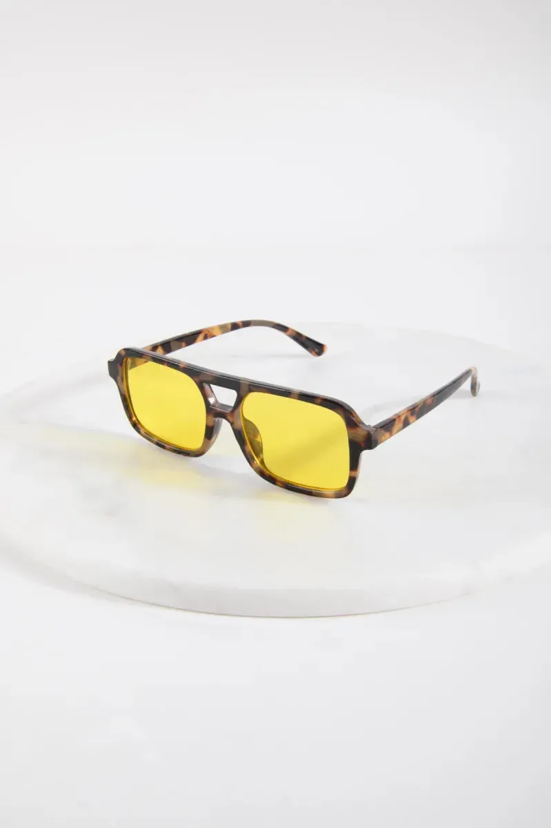 Amiek 24C zonnebril bruin print gele glazen