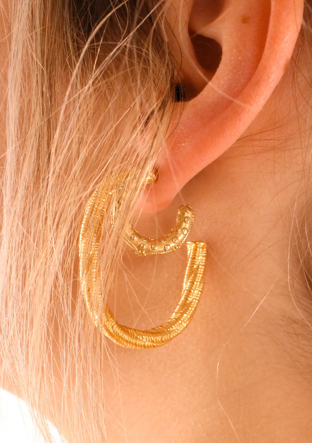 LOVEDRUNKY Steel oorbellen goud 1,9 cm detail