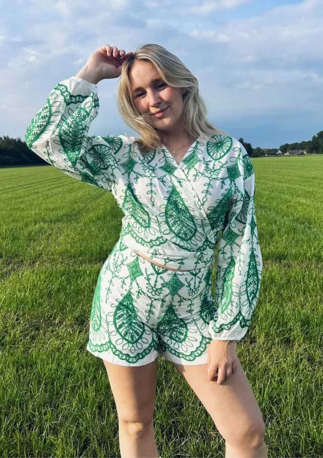 LOVEDRUNKY Wikkeltop Embroidery groen pofmouwen