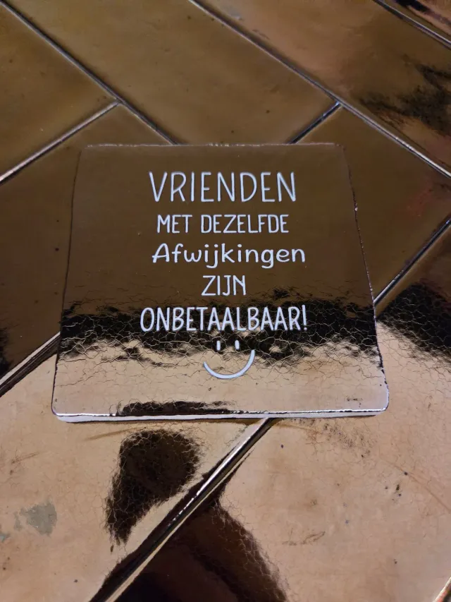 Amiek Vrienden Met Dezelfde Afwijkingen tegeltje goud creme keramiek