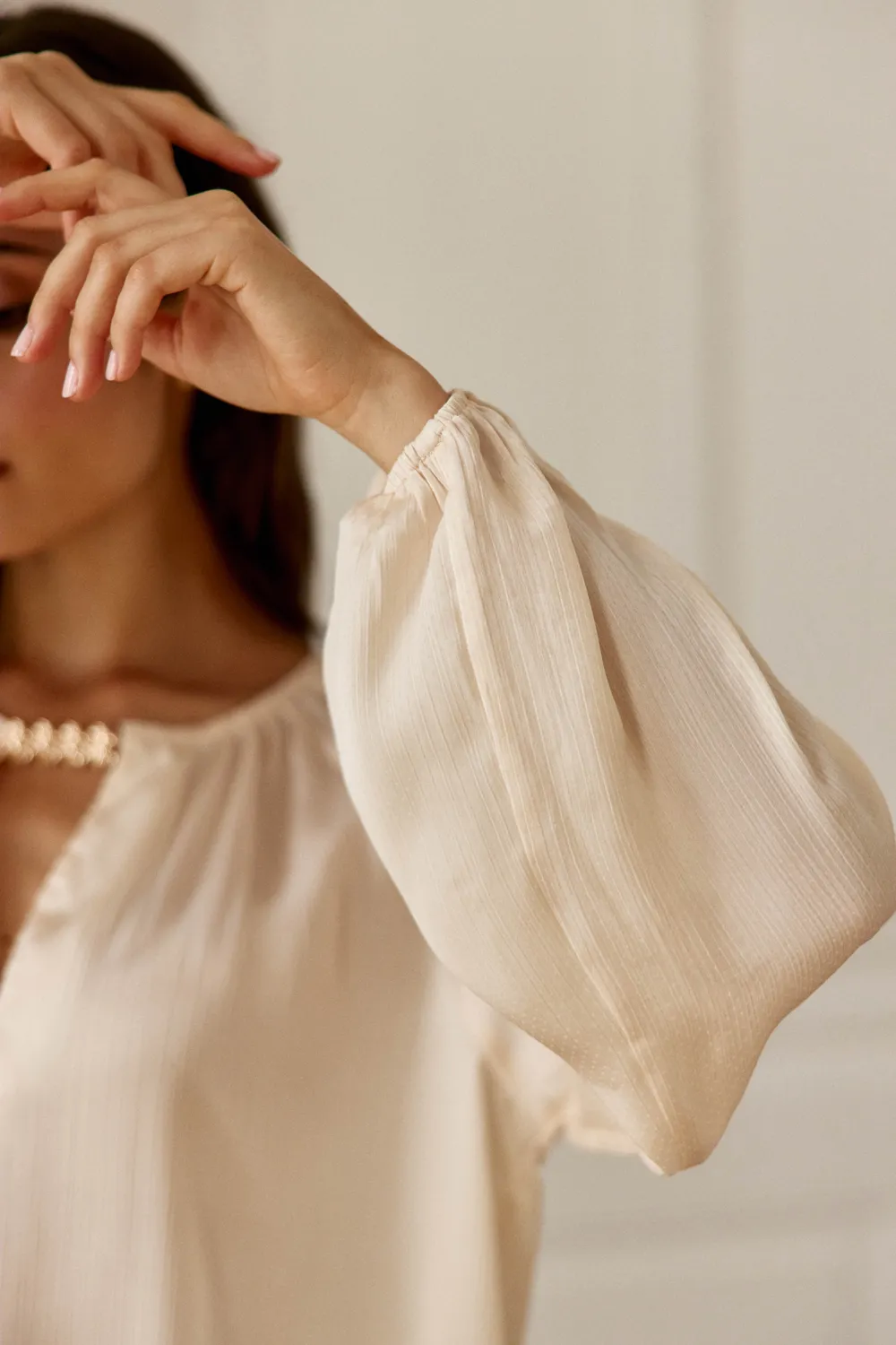 La Petite Etoile Binta blouse ecru stippen satijn