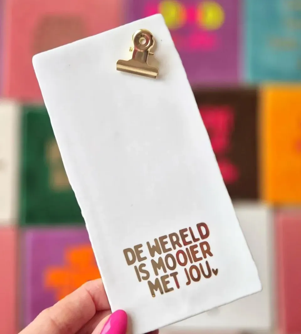 Amiek tegeltje met clip wit de wereld is mooier