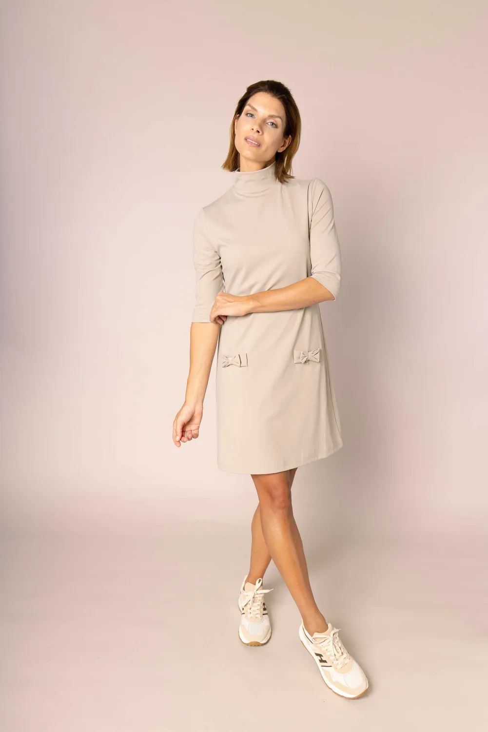 Laboutiek Solene Turtleneck jurk taupe gevoerd