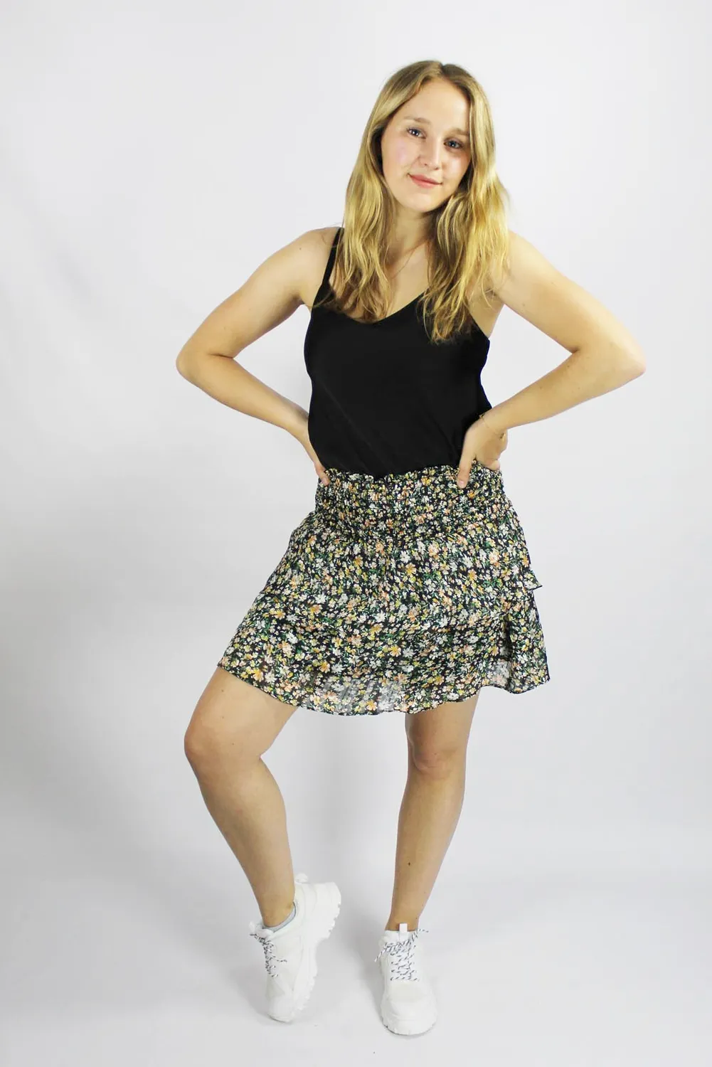 LOVEDRUNKY Ruffle Skirt flowers zwart elastiek
