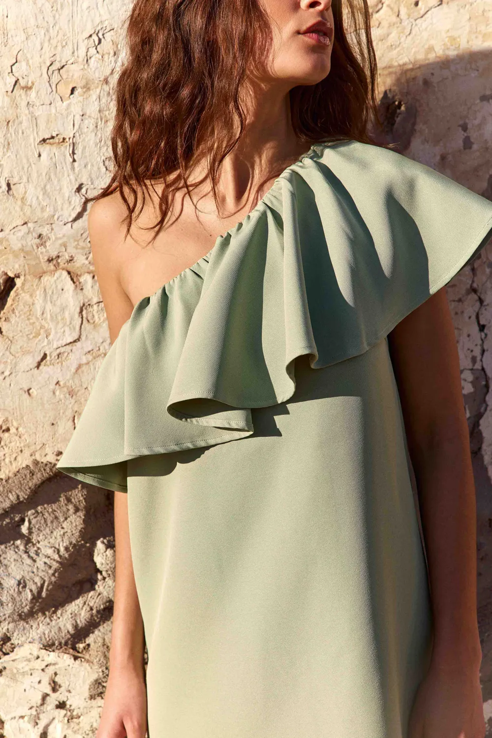 La Petite Etoile Rimel korte jurk amandelgroen one-shoulder