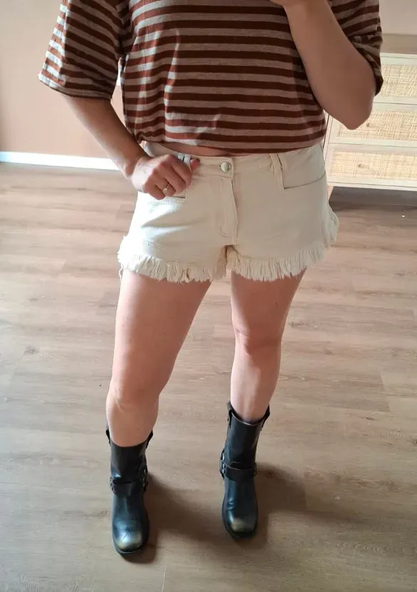 LOVEDRUNKY Rafel short beige gerafelde zoom