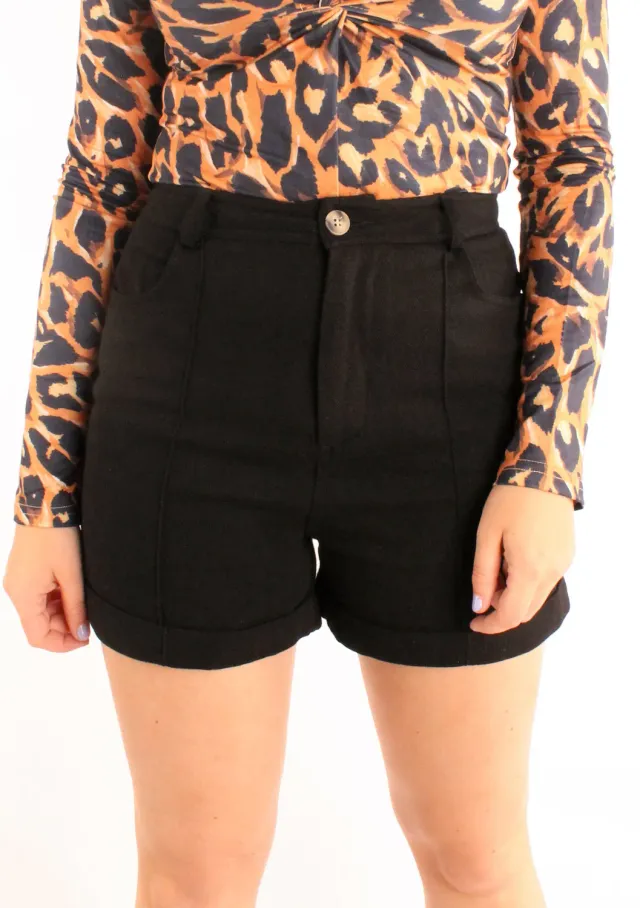 LOVEDRUNKY High Waist short zwart opgerold