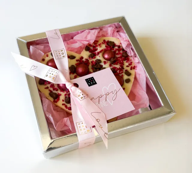 Love in a Box Valentijn witte chocolade hart 110g framboos