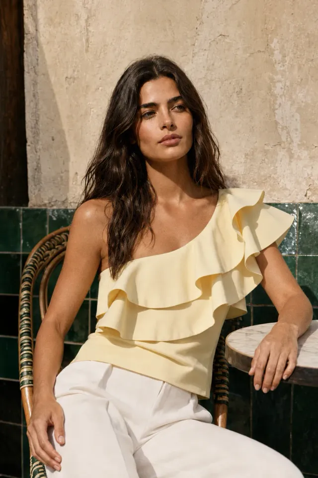 La Petite Etoile Timel top geel one-shoulder volants