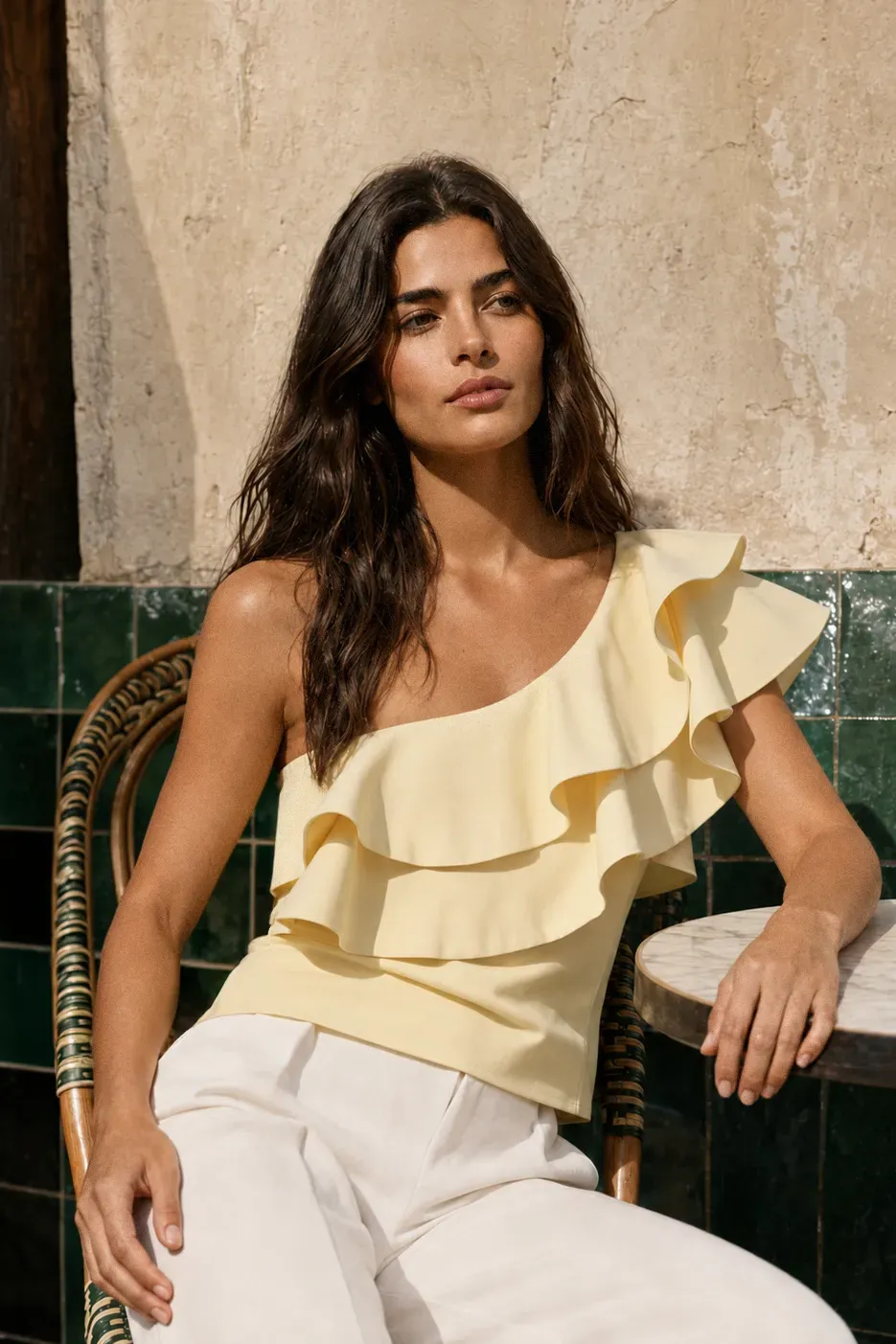 La Petite Etoile Timel top geel one-shoulder volants