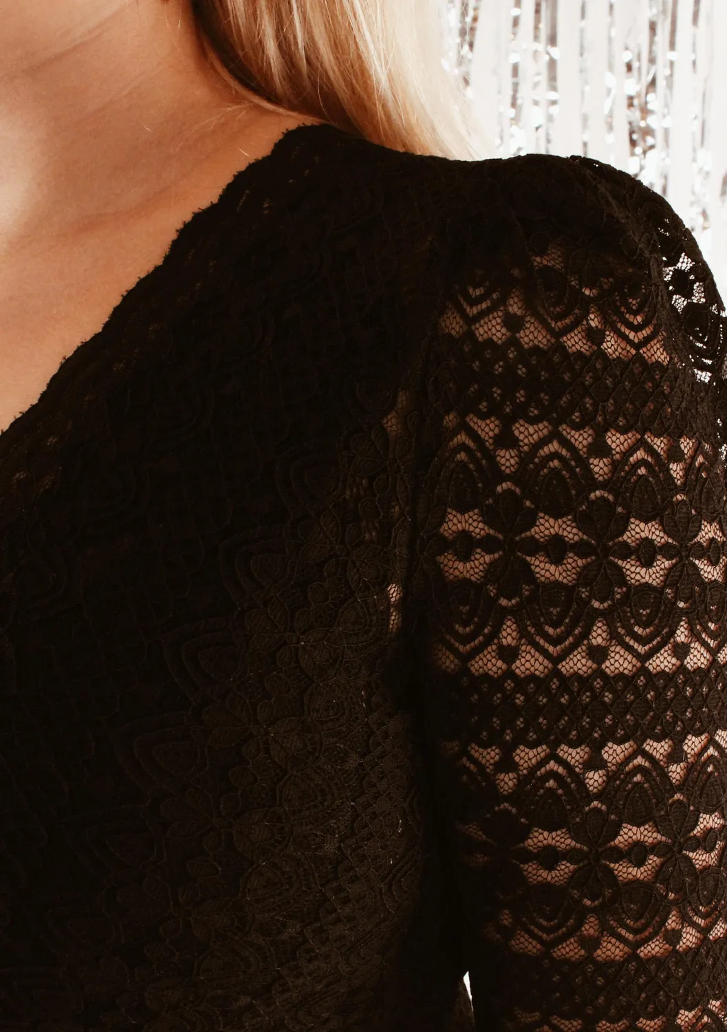 LOVEDRUNKY Kant V-hals top zwart pofschouder