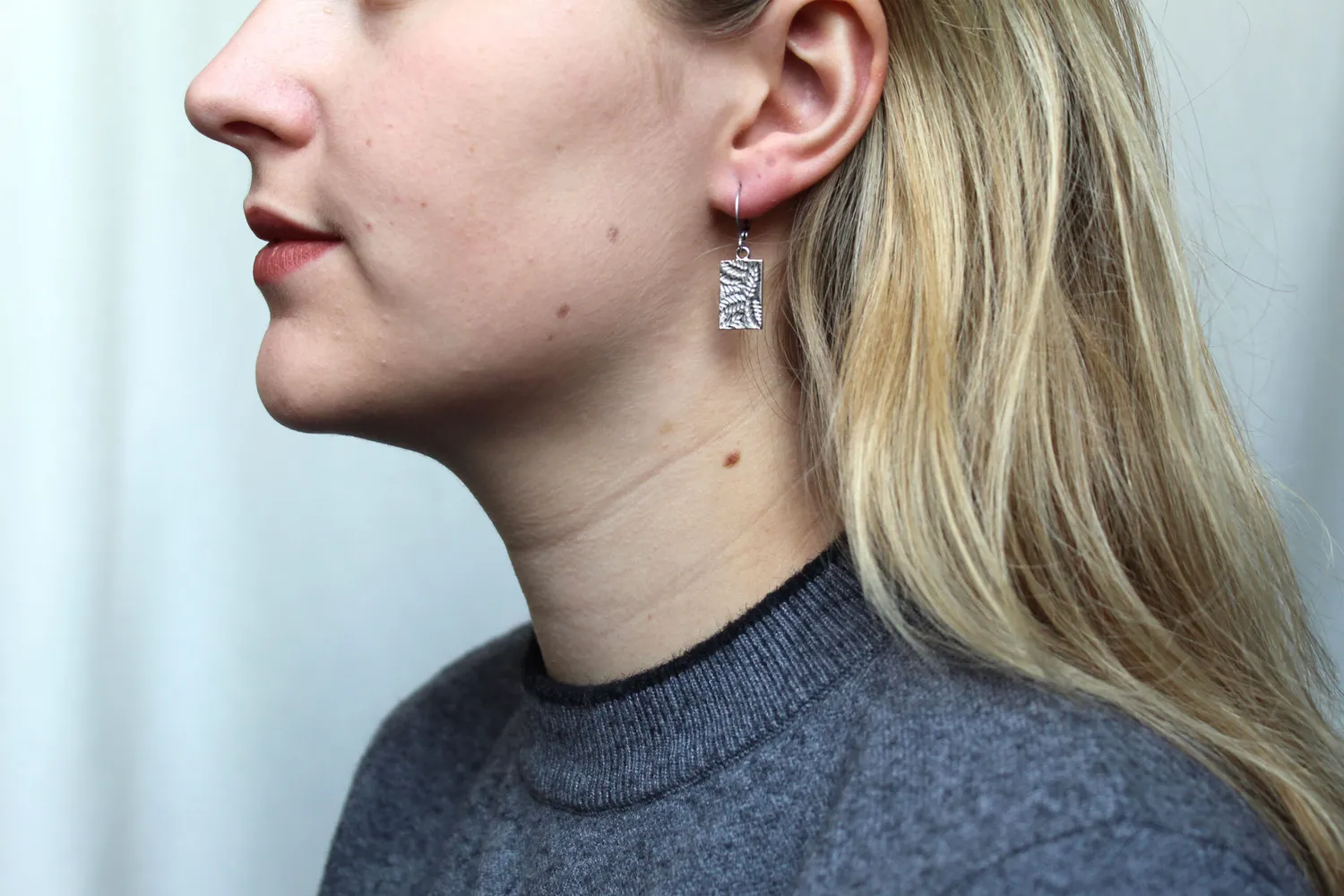 LOVEDRUNKY Hoops Leaf oorbellen zilver bladreliëf