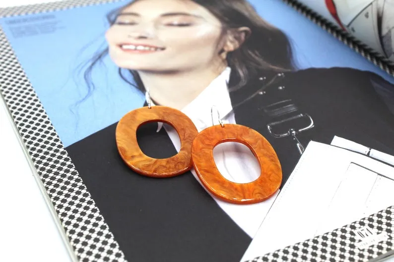 LOVEDRUNKY Ovaal resin oorbel flame orange statement