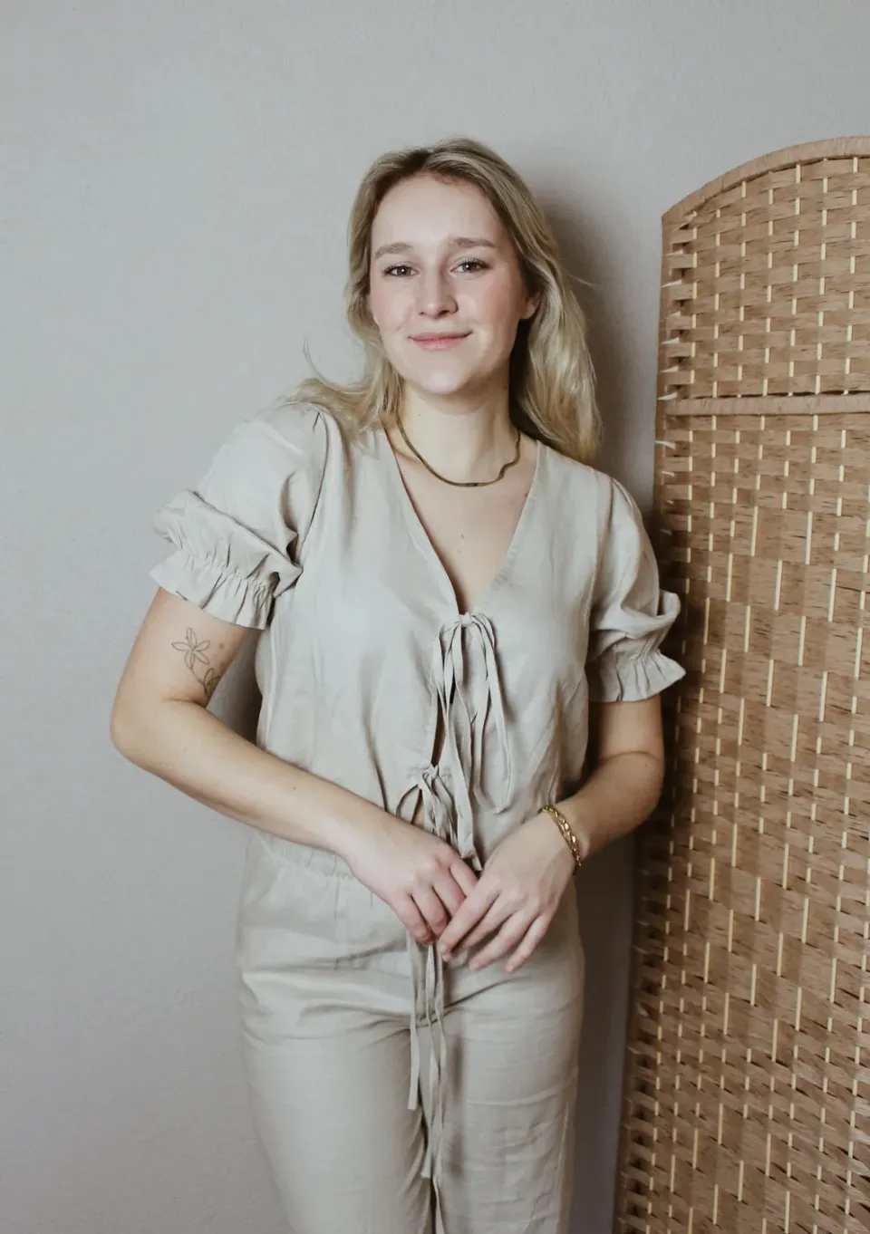LOVEDRUNKY Strikjes Top linnen beige pofmouw