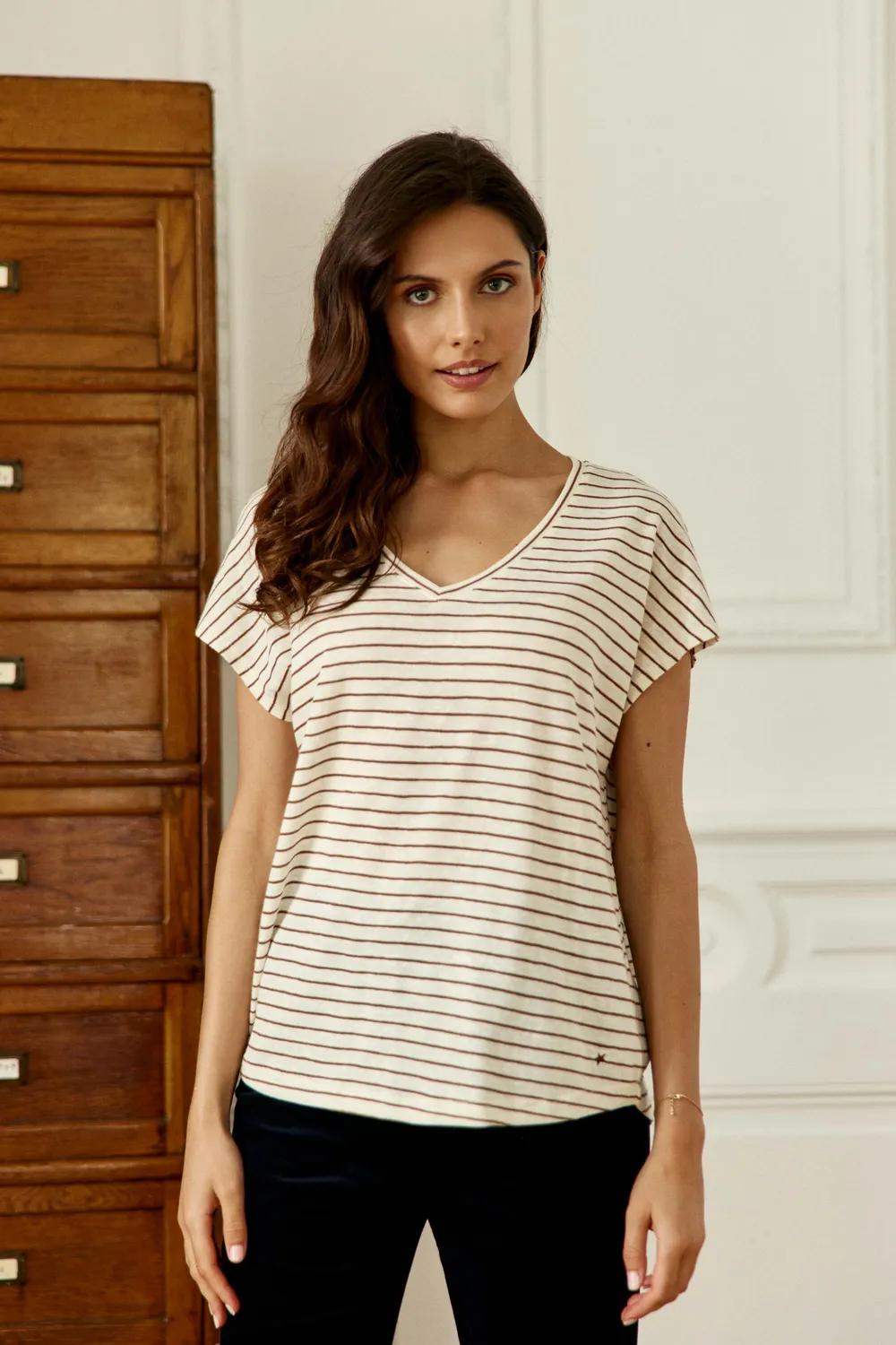 La Petite Etoile Marcelina T-shirt ecru camel V-hals streep
