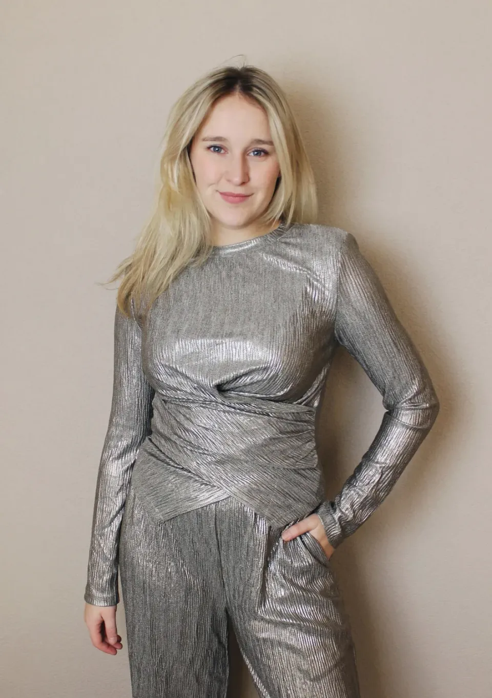 LOVEDRUNKY Metallic top taupe met overslag