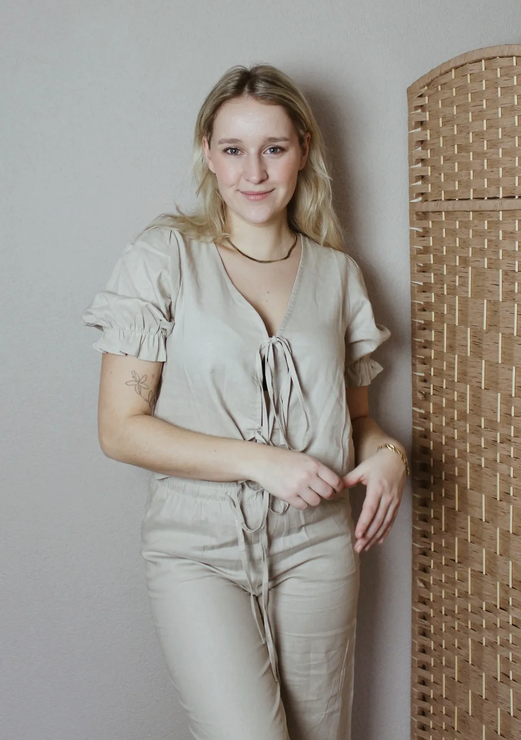 LOVEDRUNKY Strikjes Top linnen beige pofmouw