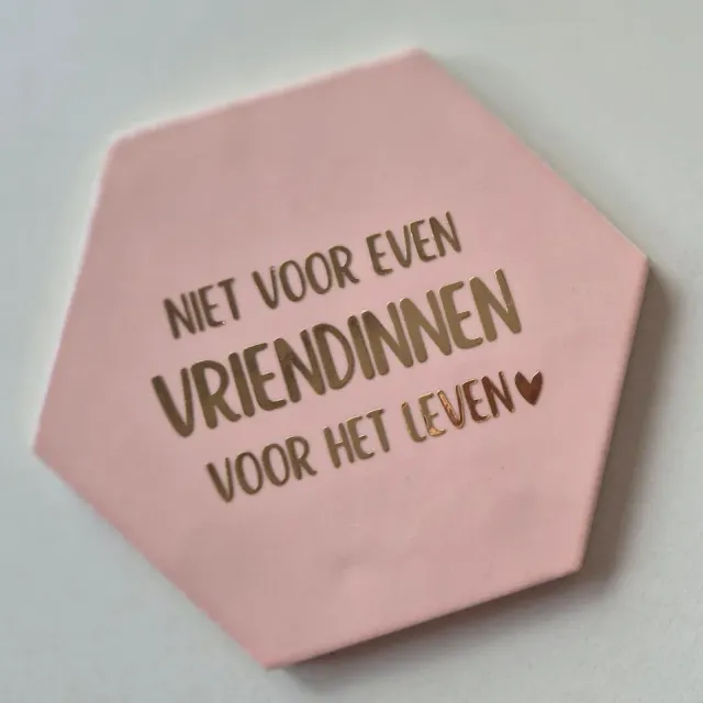 Amiek Niet Voor Even tegeltje vriendinnen lichtroze goud hexagon