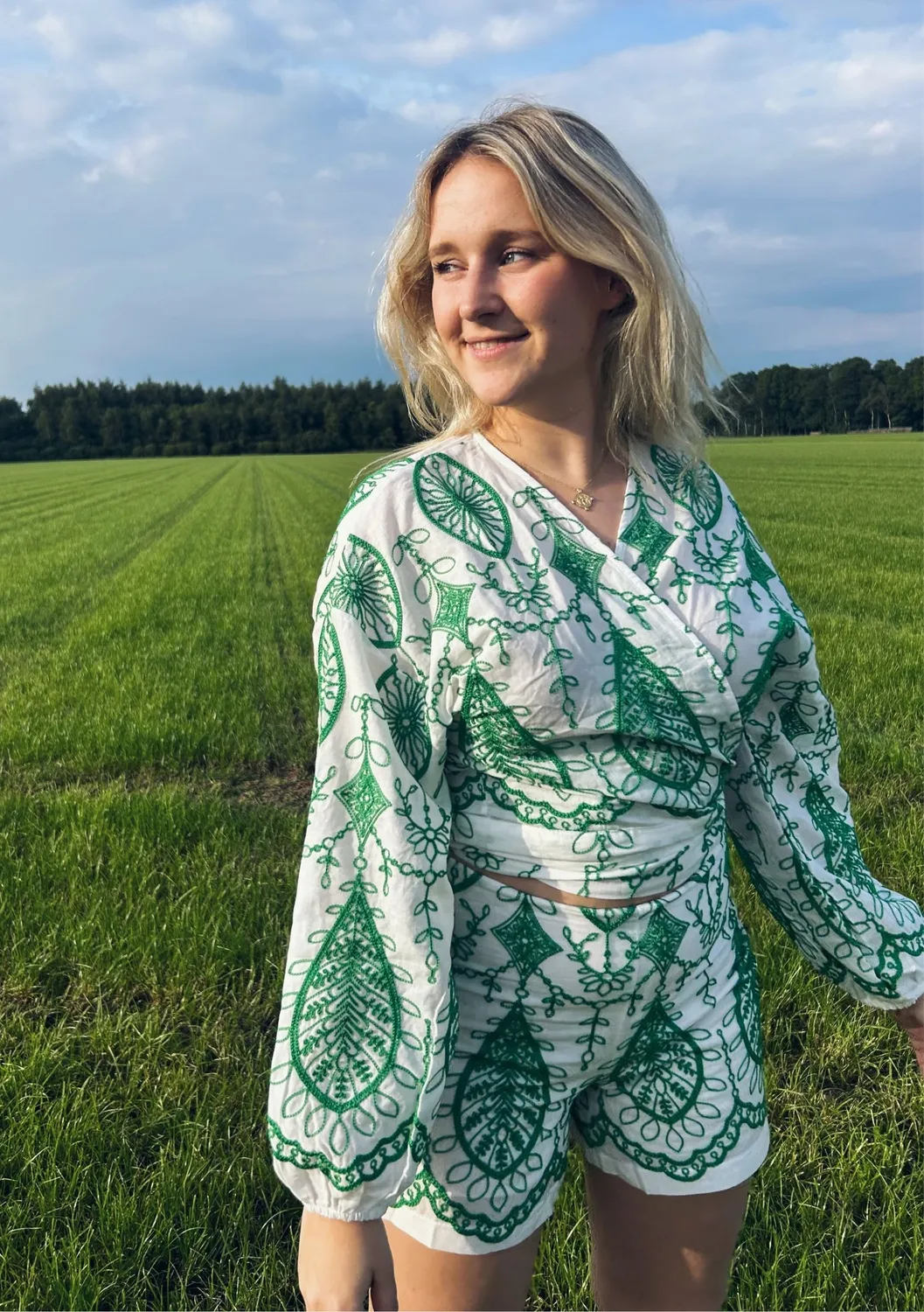 LOVEDRUNKY Wikkeltop Embroidery groen pofmouwen