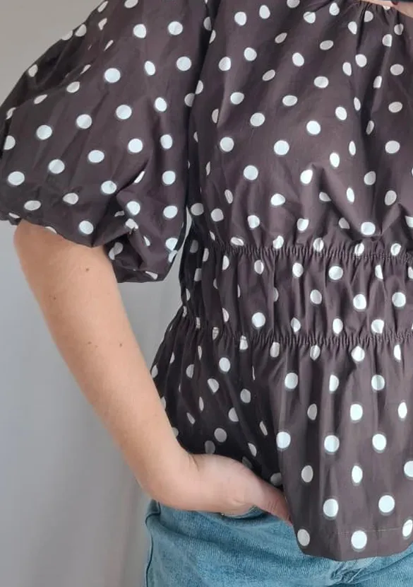 LOVEDRUNKY Polkadot top bruin met pofmouwen