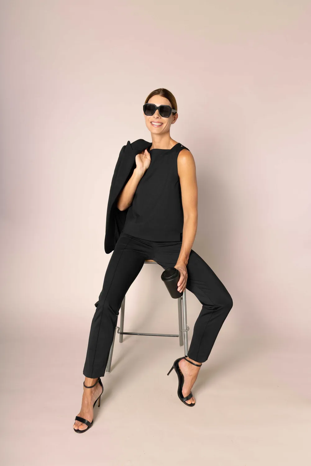 Laboutiek Linea top zwart mouwloze travelstof
