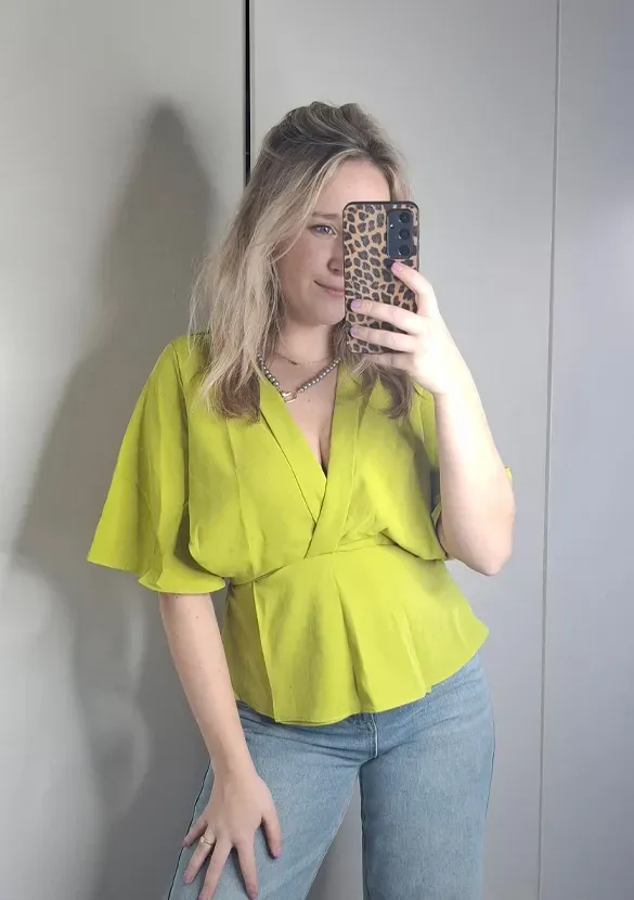 LOVEDRUNKY Vlindermouw top pistachegroen V-hals