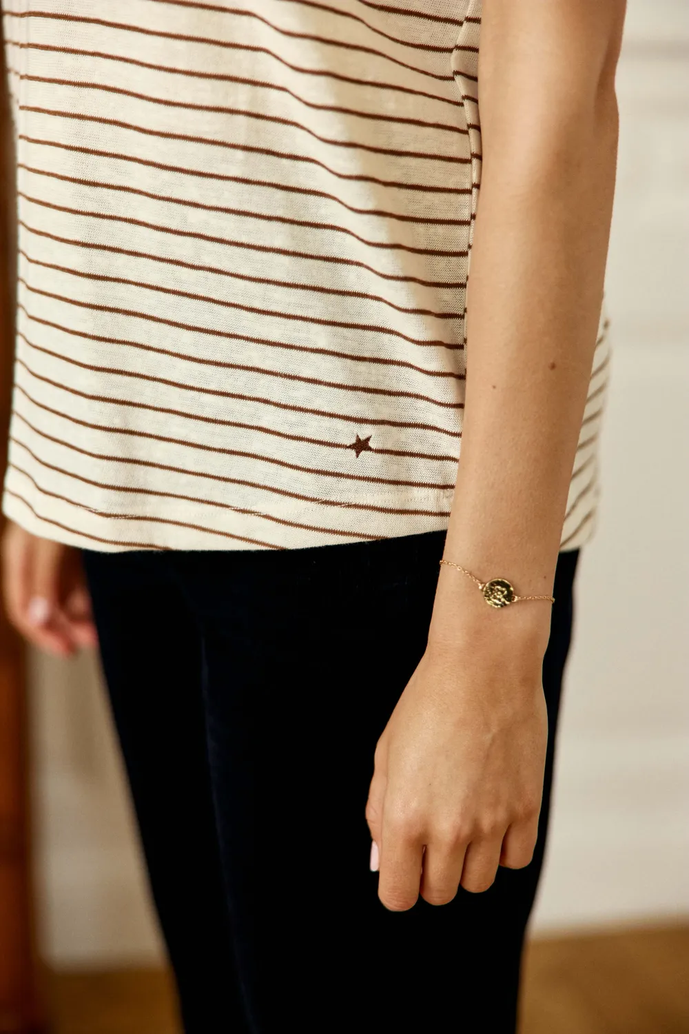 La Petite Etoile Marcelina T-shirt ecru camel V-hals streep