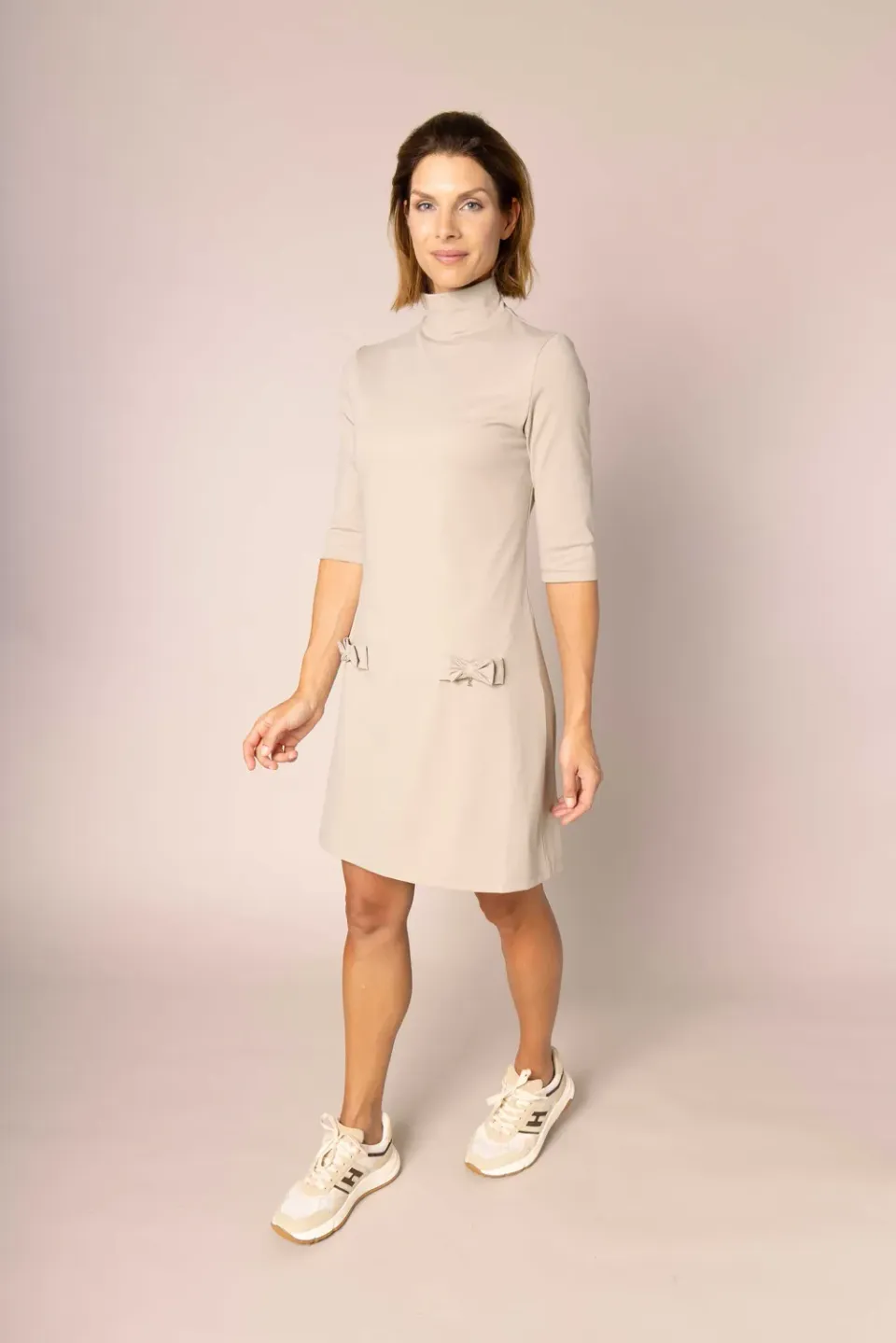 Laboutiek Solene Turtleneck jurk taupe gevoerd