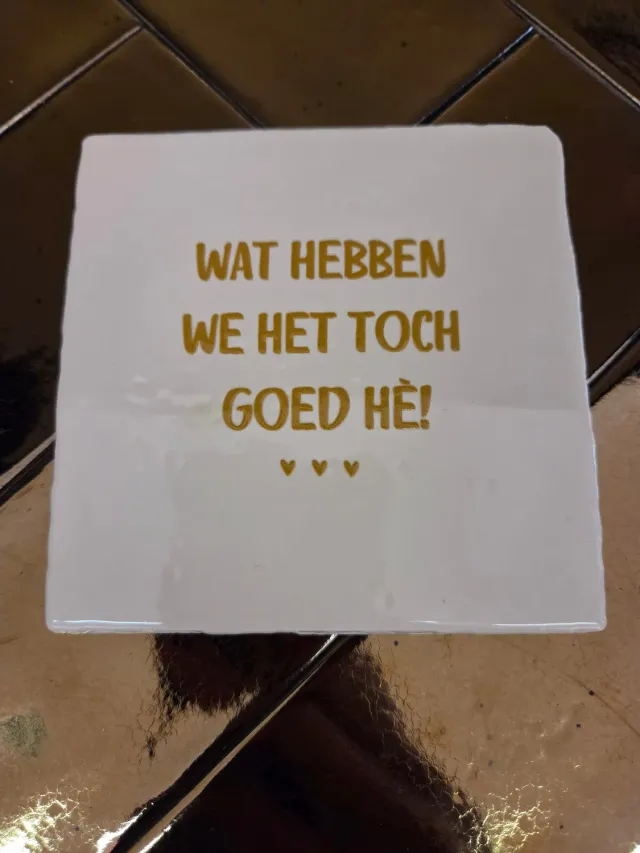 Amiek Wat Hebben We Het Goed tegel creme goud
