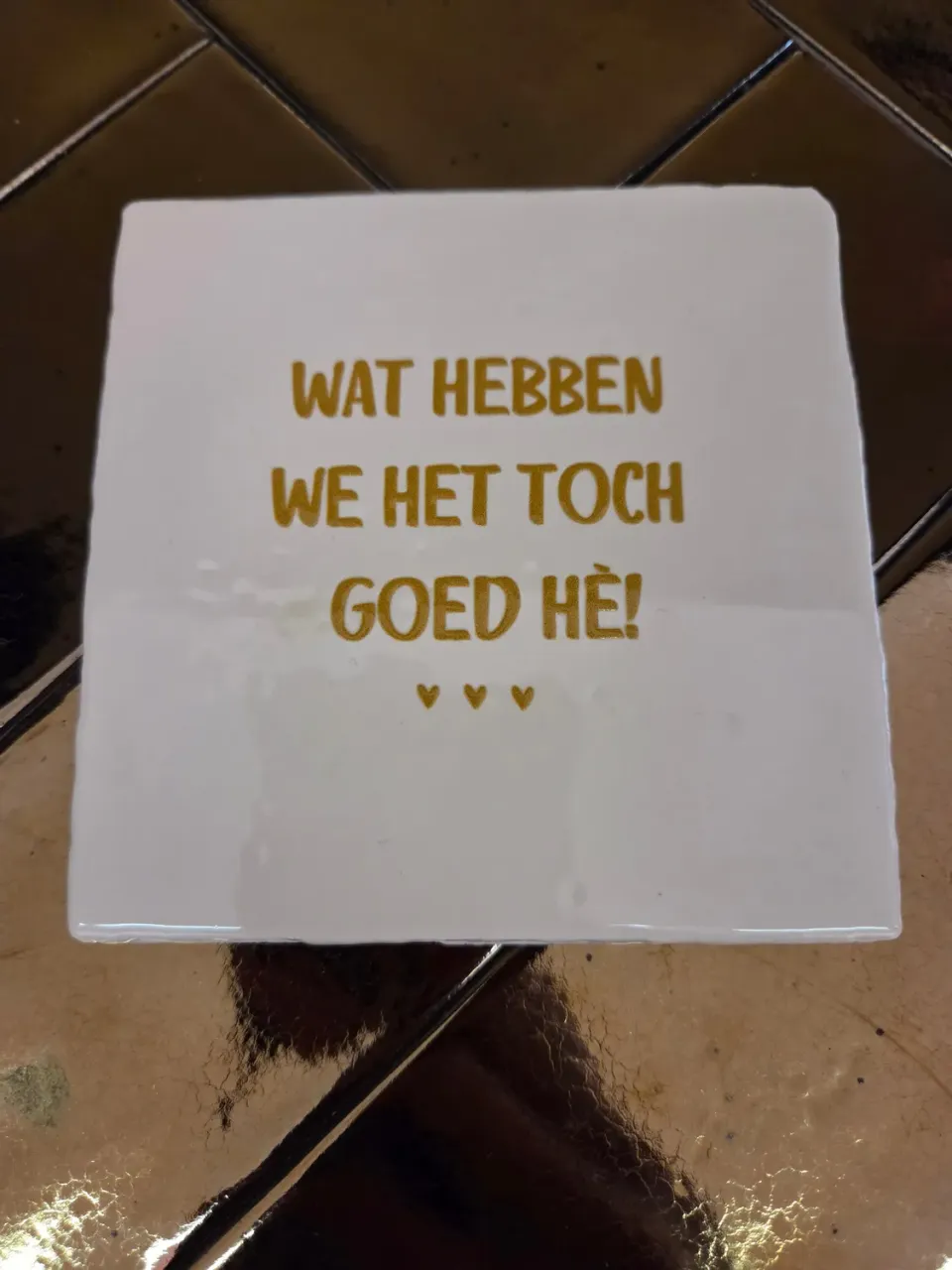 Amiek Wat Hebben We Het Goed tegel creme goud