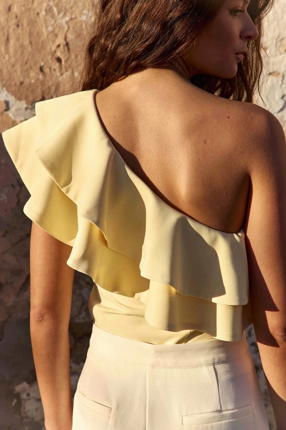 La Petite Etoile Timel top geel one-shoulder volants