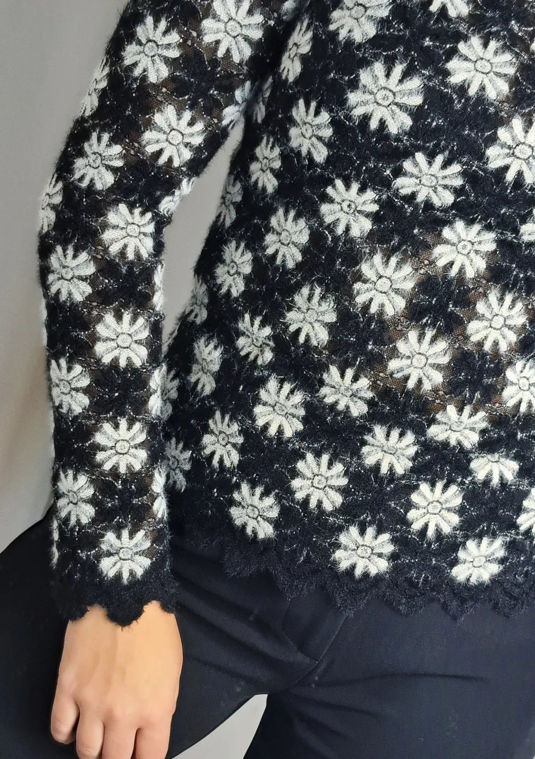 LOVEDRUNKY Soft Bloemen top zwart opstaande kraag