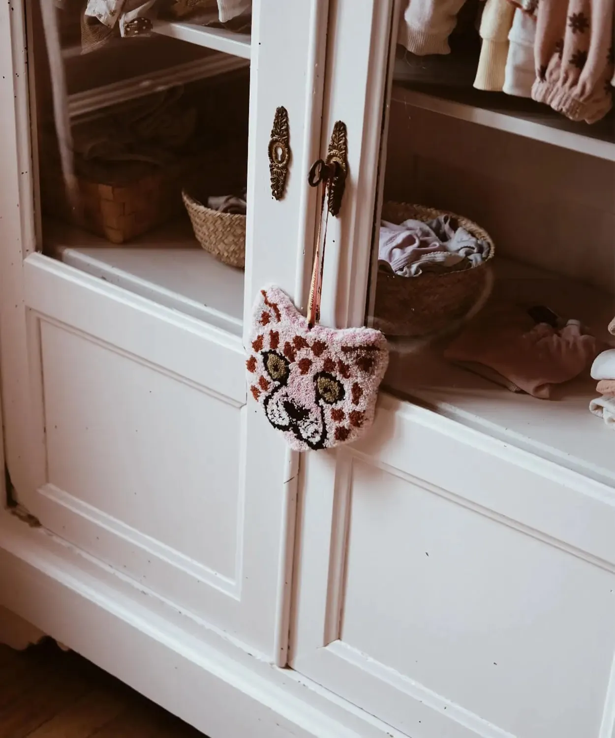 Amiek Pinky luipaard dierenkop hanger wol roze