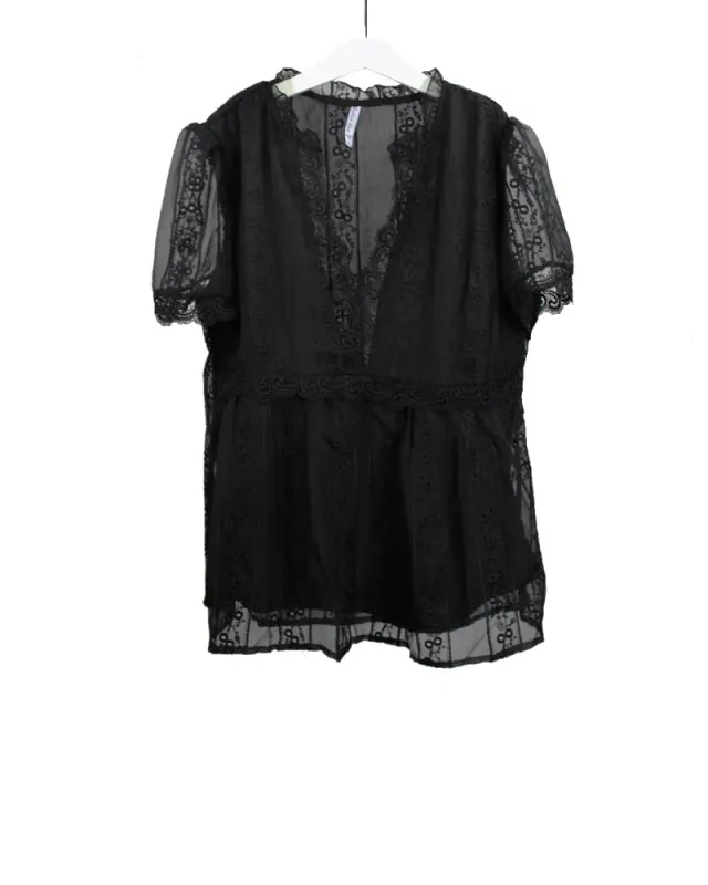 LOVEDRUNKY Kant shirt zwart kant V-hals pofmouw