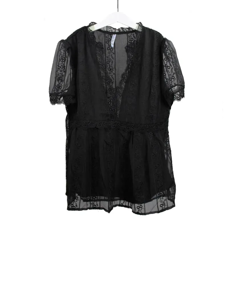 LOVEDRUNKY Kant shirt zwart kant V-hals pofmouw