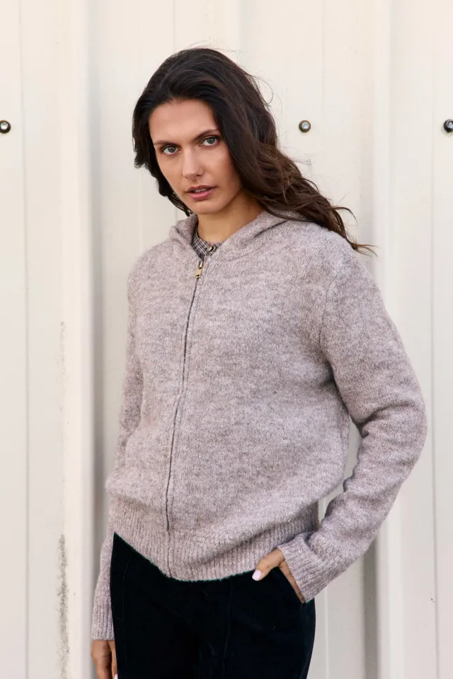 La Petite Etoile Misa vest met capuchon taupe grof gebreid