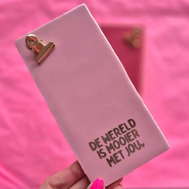 Amiek De Wereld Is Mooier Met Jou tegeltje clip lichtroze