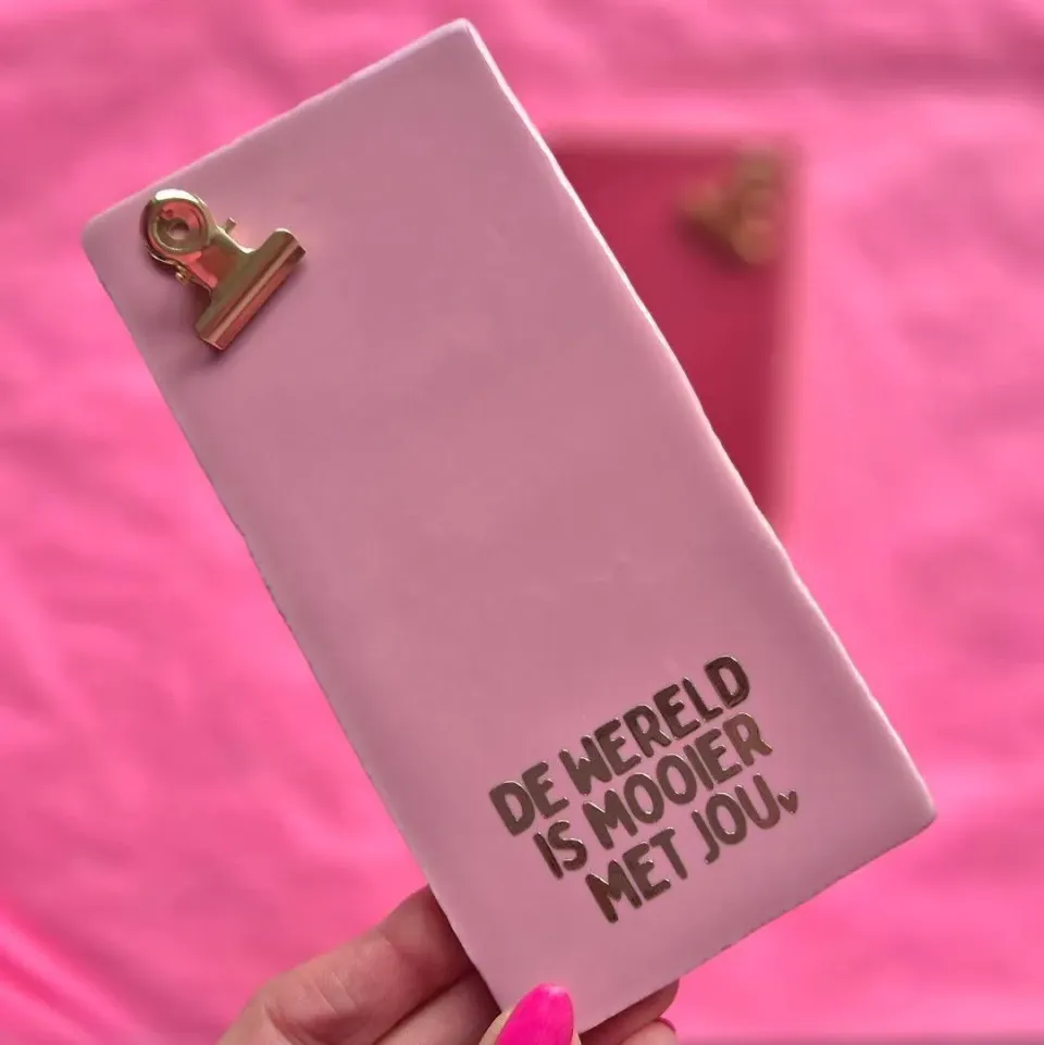 Amiek De Wereld Is Mooier Met Jou tegeltje clip lichtroze