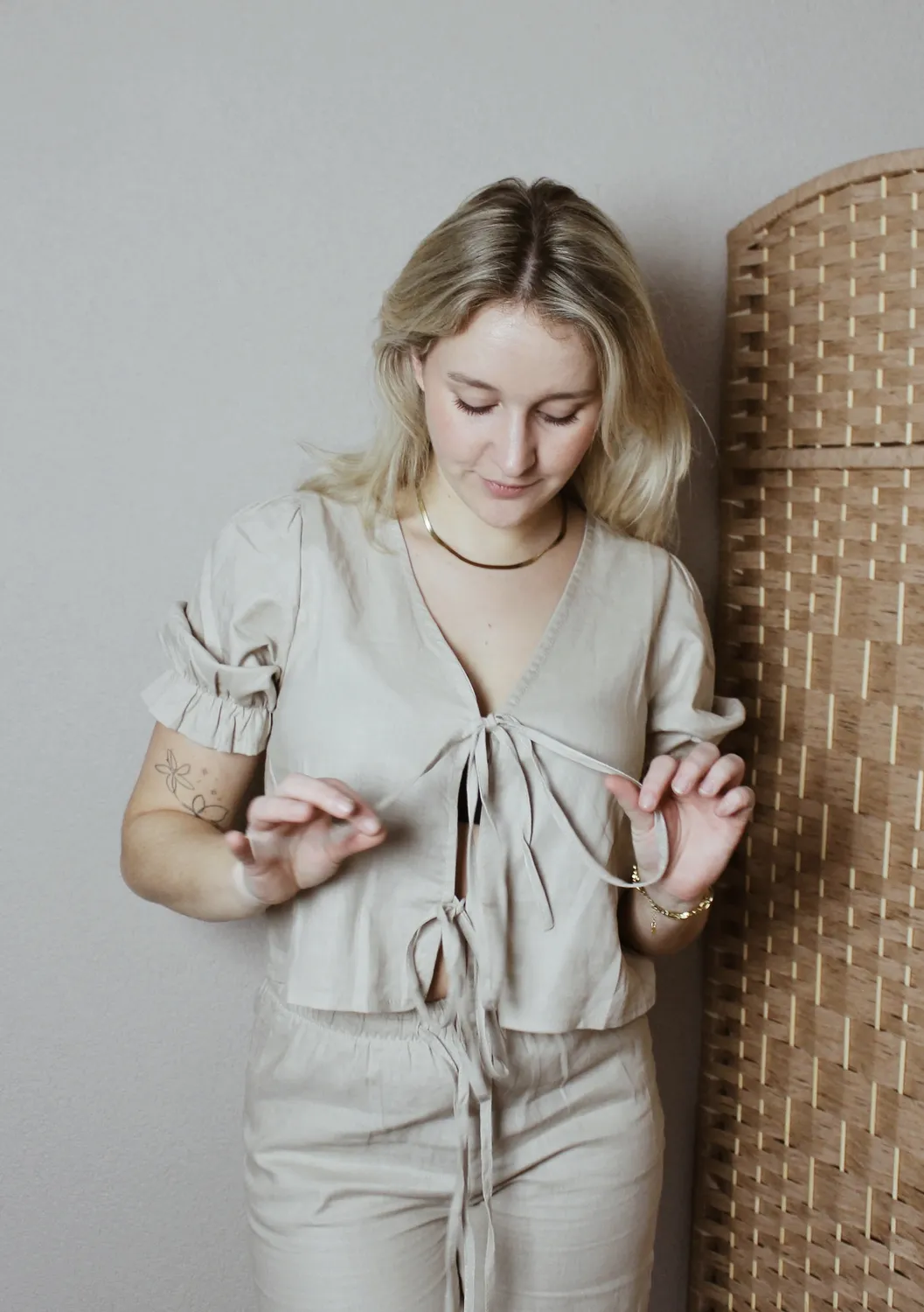 LOVEDRUNKY Strikjes Top linnen beige pofmouw