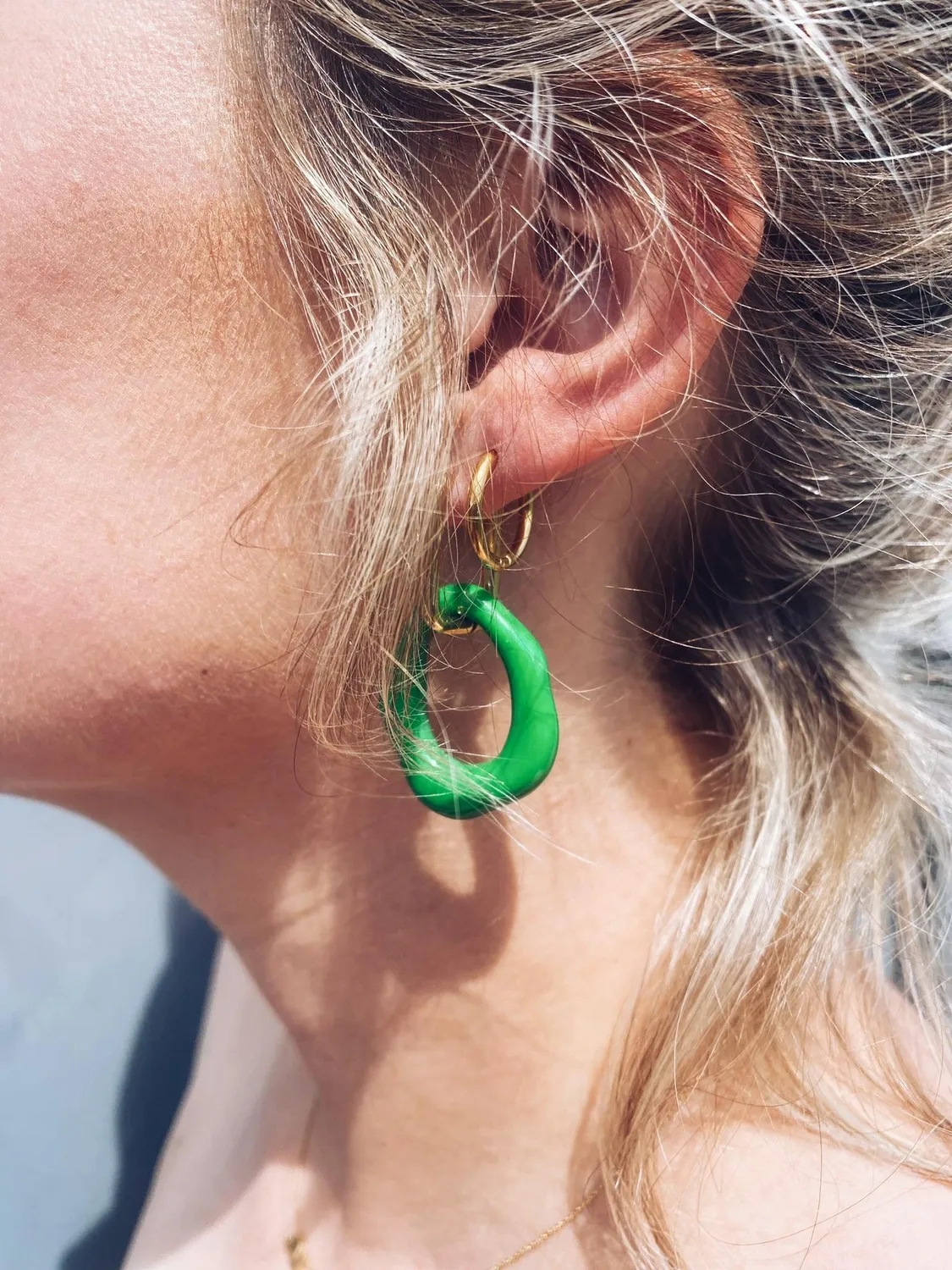 LOVEDRUNKY Acryl oorbellen groen goud 4,5 cm