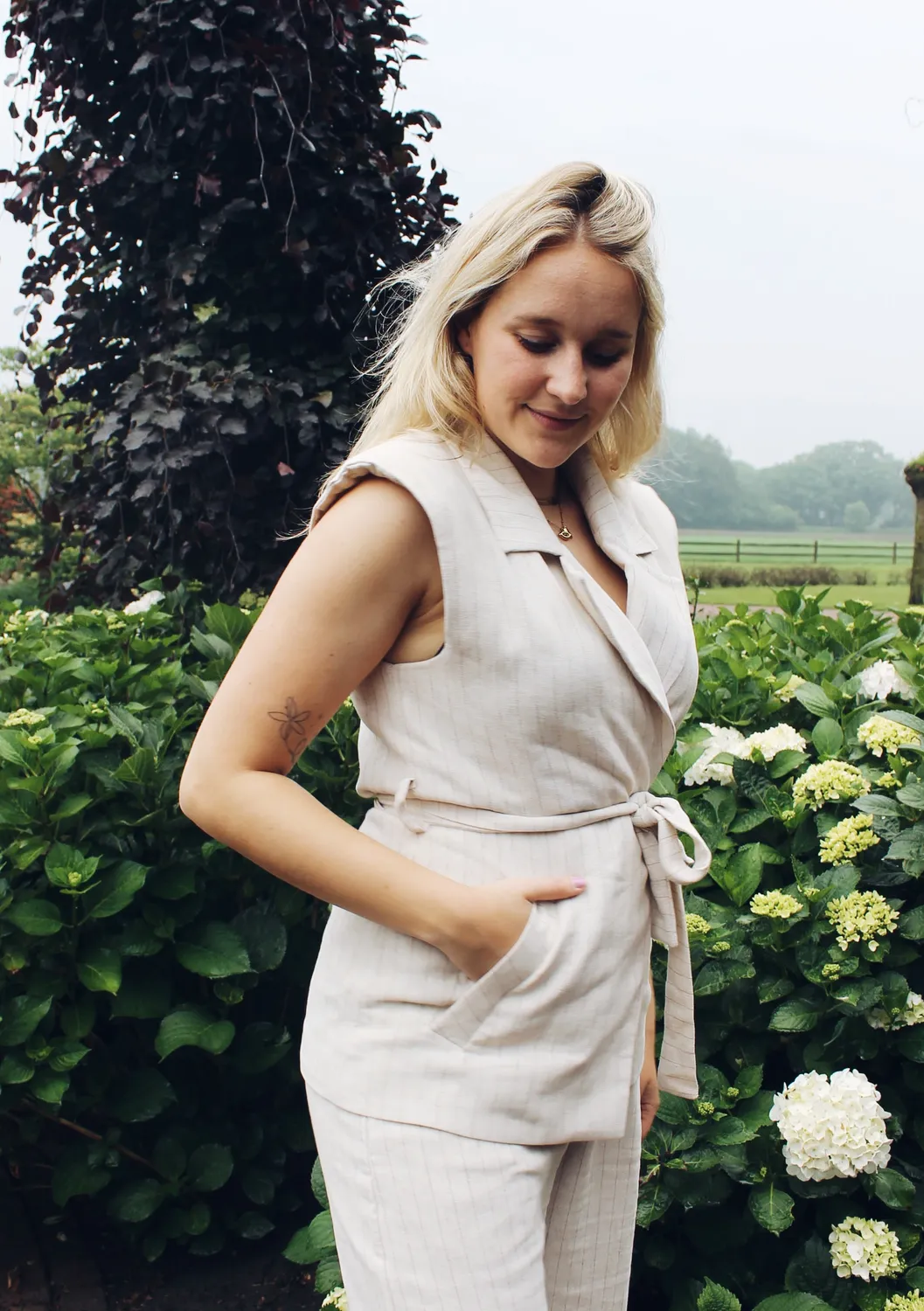 LOVEDRUNKY Linnen Gestreept gilet beige met ceintuur