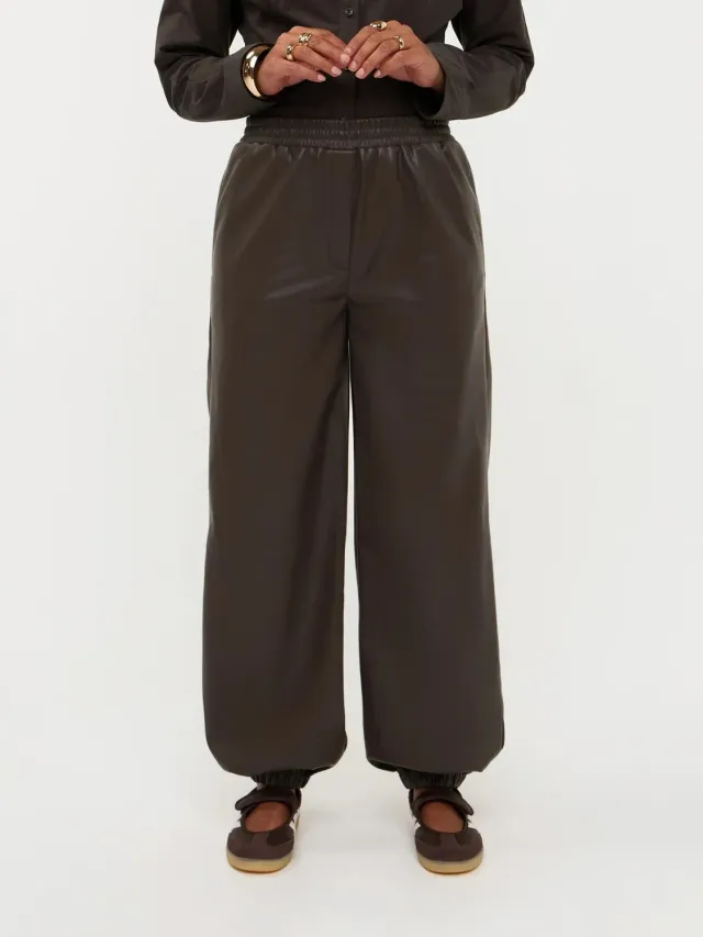 Amiek Harlow Pants faux leather bruin