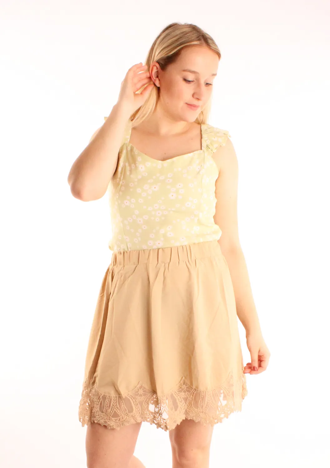 LOVEDRUNKY Kant Rok Beige met kanten zoom